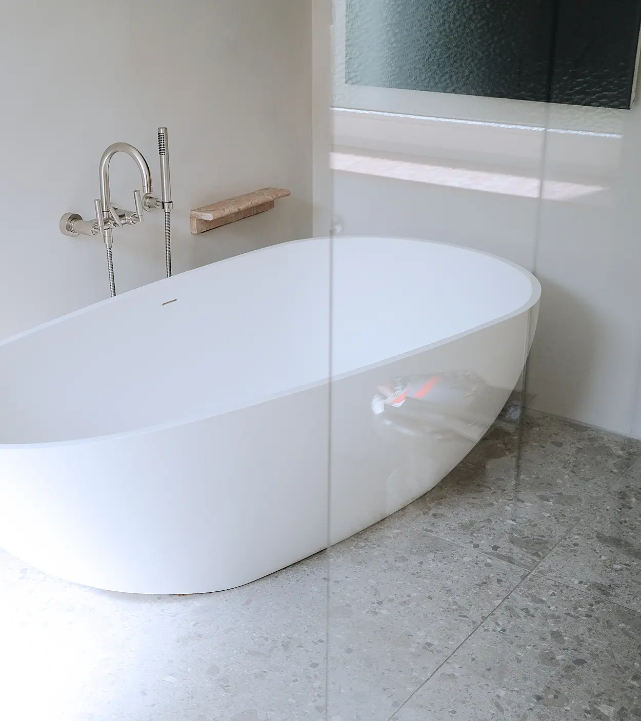 Badezimmer mit Badewanne und modernen Armaturen in einem komplettsanierten Apartment