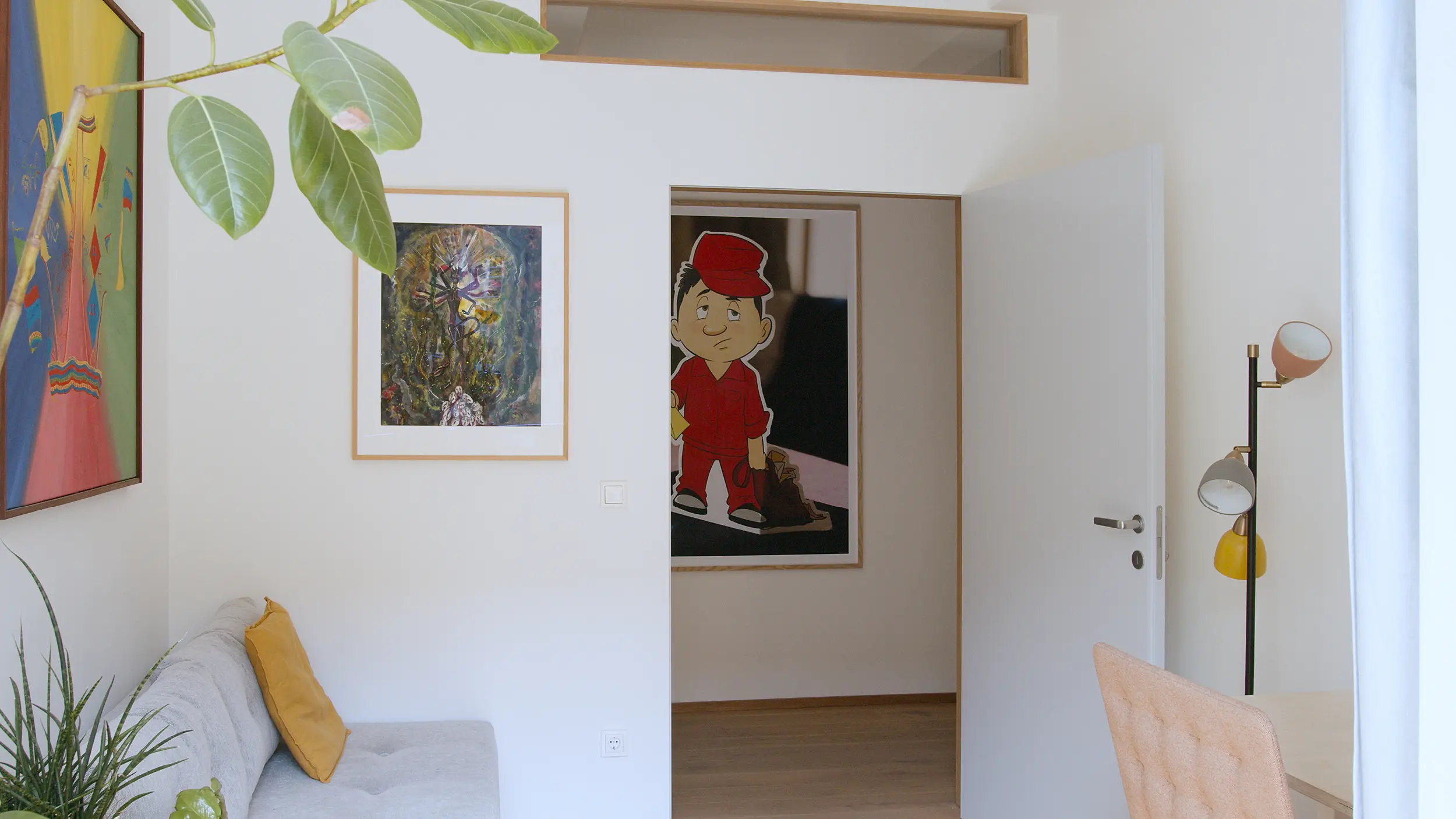 Kunstwerke und Designermöbel in einem neu gestalteten Berliner Hinterhaus-Apartment