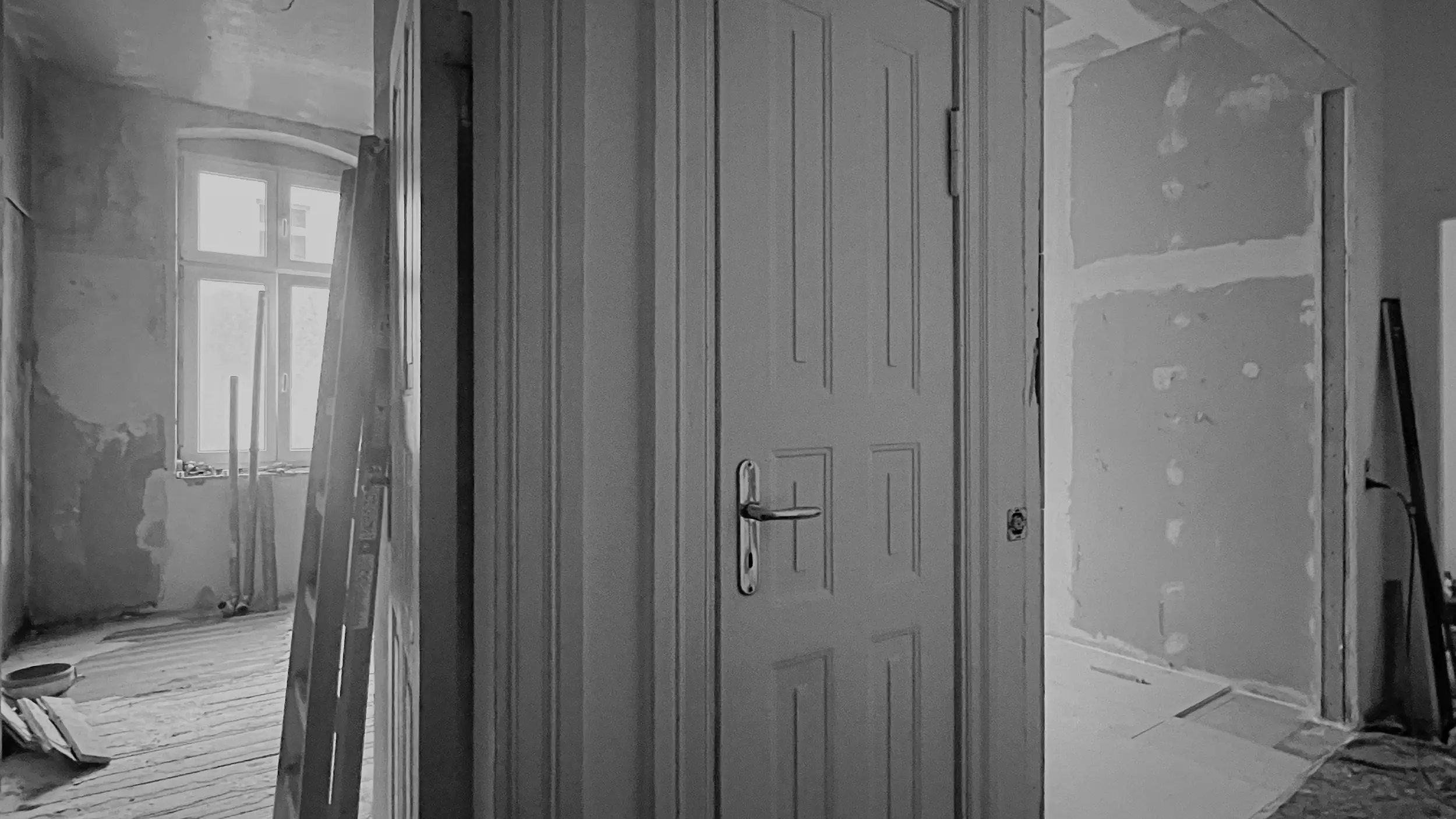 Abriss einer Küche und eines Badezimmers zum Zweck der Sanierung